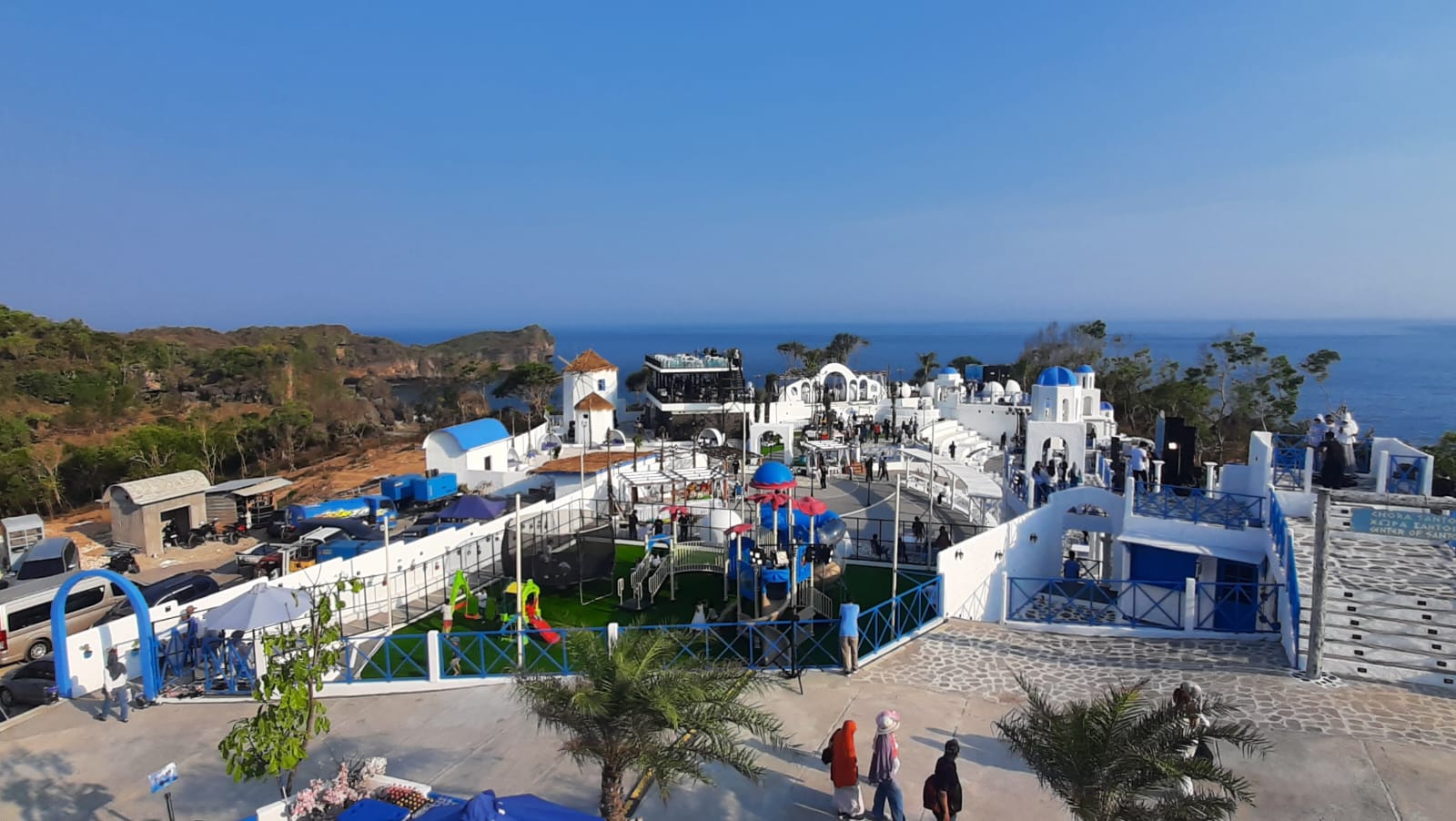 BARU: Destinasi wisata berkonsep seperti santorini di Yunani diresmikan Bupati Gunungkidul Sunaryanta di Jungwok Blue Ocean Kawasan Pantai Jungwok di Kapanewon Girisubo. (GUNAWAN/Radar Jogja)