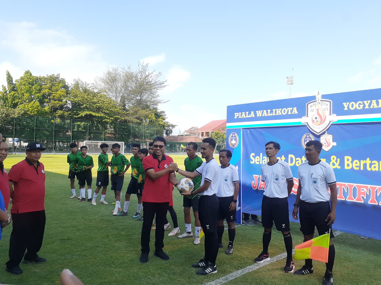 PROSPEK: Penjabat Wali Kota Jogja Singgih Raharjo membuka Turnamen Sepakbola Walikota Cup 2023 yang digelar Askot PSSI Kota Jogja di Lapangan Karang, Kotagede, Senin (20/11). (Rizky Wahyu/Radar Jogja)
