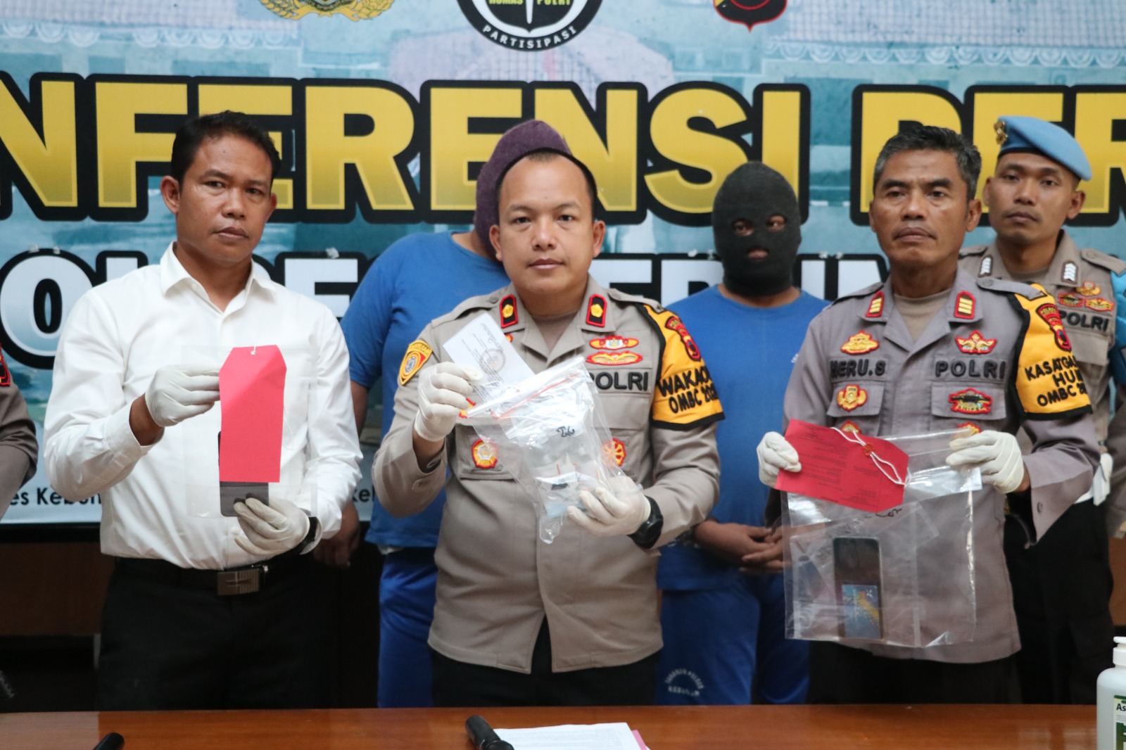 BUKTI: Wakapolres Kebumen Kompol Bakti Kautsar Ali menunjukkan barang bukti atas kasus peredaran narkotika yang dilakukan dua pemuda asal Kebumen. (HUMAS POLRES KEBUMEN)