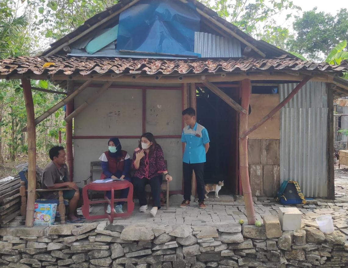 DIDATA: Petugas melakukan asesmen seorang KPM PKH calon penerima bantuan RST (rumah sejahtera terpadu) di Kalurahan Candirejo belum lama ini. (Dok Koordinator PKH Gunungkidul)