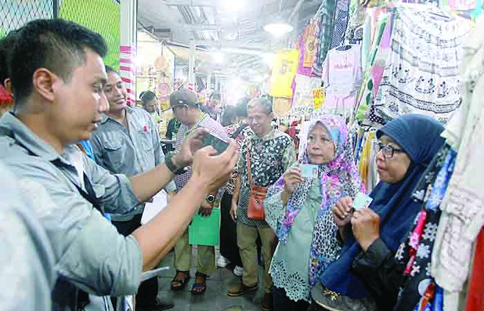 DATA: Petugas UPT Pengelolaan Kawasan Cagar Budaya melakukan pendataan terhadap pedagang kaki lima (PKL) di Teras Malioboro 2, Kota Jogja, kemarin (14/11).