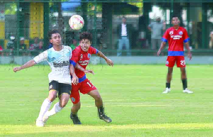 SERU: Pertandingan antara Satri Akprind (merah) melawan Bharata Kotagede dalam Piala Walik Kota Jogja 2023 di Lapangan Karang, Kotagede, kemarin (20/11).