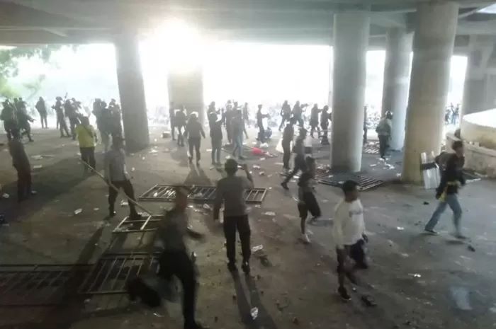 Para supporter Ultras Ricuh usai Gresik United kalah saat melawan Deltras FC dengan Skor 1-2 di Stadion Gelora Joko Samudro, Kecamatan Kebomas Kabupaten Gresik. (Radar Gresik/Yudhi)
