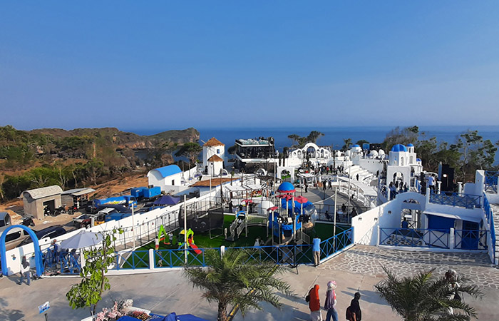 MASIH BARU - Destinasi wisata buatan mengusung konsep seperti &ldquo;Santorini Yunani&rdquo; telah diresmikan Bupati Gunungkidul Sunaryanta di Jungwok Blue Ocean Kawasan Pantai Jungwok Kalurahan Jepitu.