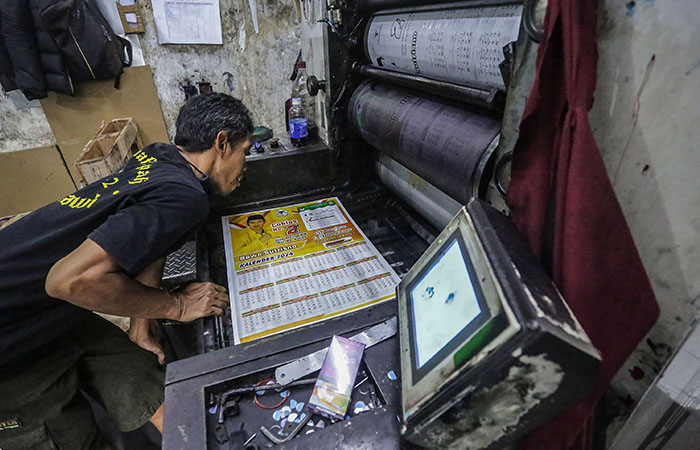 PANEN: Pekerja melakukan proses pencetakan kalender dan kartu nama di Percetakan Al-Fath, Demangan, Jogja, kemarin (20/11). Jelang pesta demokrasi tahun 2024 usaha percetakan dibanjiri pesanan.