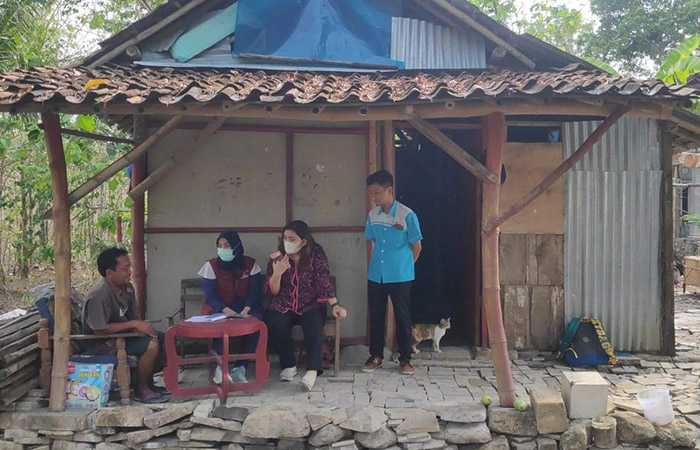 DIDATA: Petugas melakukan asesmen seorang KPM PKH calon penerima bantuan RST (rumah sejahtera terpadu) di Kalurahan Candirejo, Kapanewon belum lama ini.&nbsp;