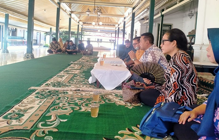 TAK PEROLEH HASIL: Pansus Raperda Hari Jadi DIJ dipimpin Muhammad Yazid berada di Bangsal Ksatriyan Keraton Ngayogyakarta kemarin (20/11).