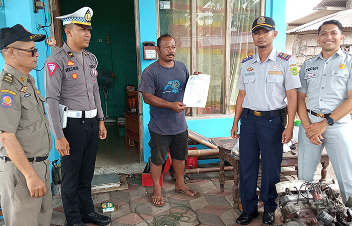 SOSIALISASI: Dishub Bantul bersama Satlantas Polres Bantul, Jasa Raharja Bantul, dan Satpol PP Bantul melakukan sosialisasi kepada penyedia jasa pembuatan kereta kelinci di Piyungan, Bantul.