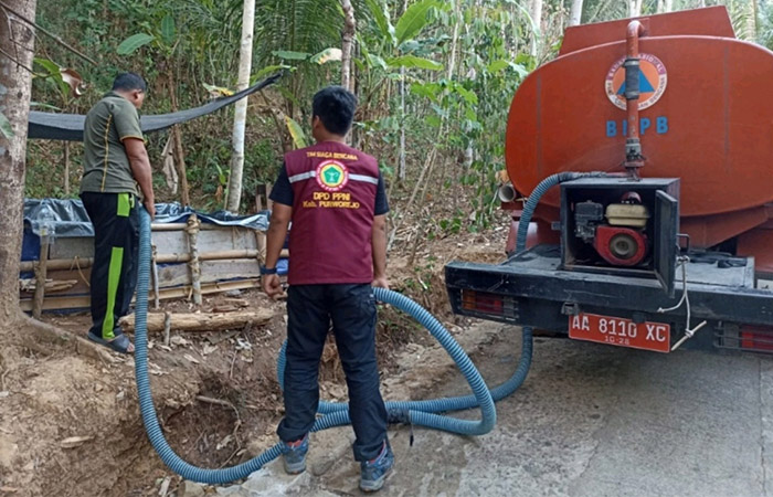 DAMPAK KEKERINGAN: BPBD Kabupaten Purworejo saat menyalurkan bantuan air bersih dari DPD PPNI Kabupaten Purworejo ke warga terdampak beberapa waktu lalu.&nbsp;