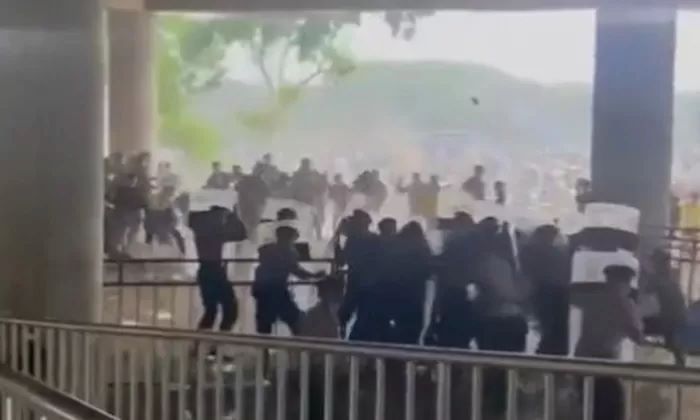 Penggunaan gas air mata Dilakukan oleh aparat kepolisian pada kericuhan liga Gresik United vs Deltras Sidoarjo. (akun X @asmodeushh)