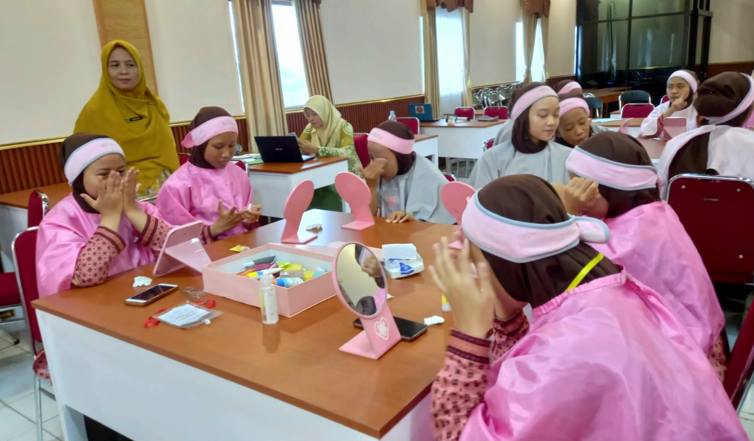 KARAKTER: Sejumlah siswi Madrasah Aliyah Negeri (MAN) 2 Sleman mengikuti pelatihan beauty class. (Dok MAN 2 Sleman)