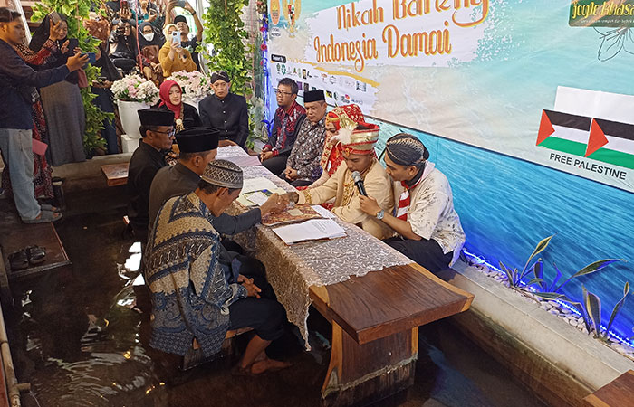 LANGKA: Pasangan pengantin saat mengikuti prosesi nikah bareng di kolam ikan terapi, Joglo Khasanah, Banguntapan, Bantul, Selasa (21/11).Gregorius Bramantyo/Radar Jogja