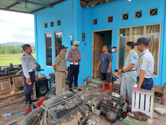 Polres Bantul bersama Dishub , Jasa Raharja, dan Satpol PP Bantul sosialisasi pelarangan produksi kereta kelinci kepada pemilik bengkel di Piyungan Rabu (15/11). (Dok Polres Bantul)