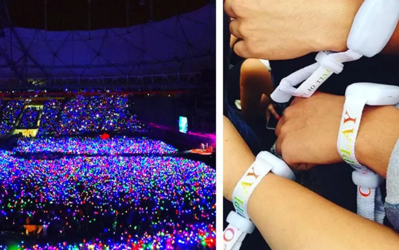 Gelang yang dipakai penonton saat Konser Coldplay di GBK Jakarta, Rabu (15/11/2023). (akurat.co)