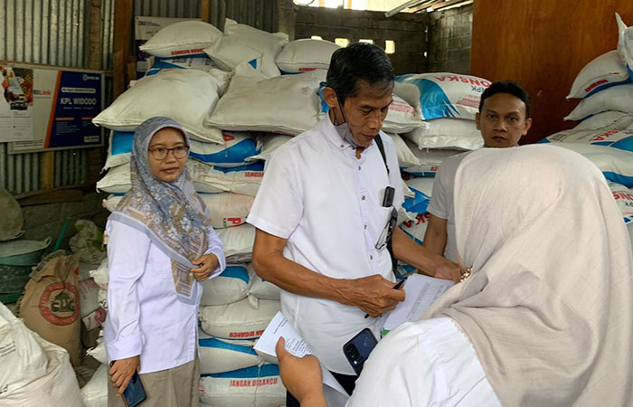 STOK&nbsp;AMAN - Disdag Kabupaten Gunungkidul melakukan sidak kios penyalur pupuk subsidi di wilayah Semugih, Rongkop belum lama ini.GUNAWAN/RADAR JOGJA