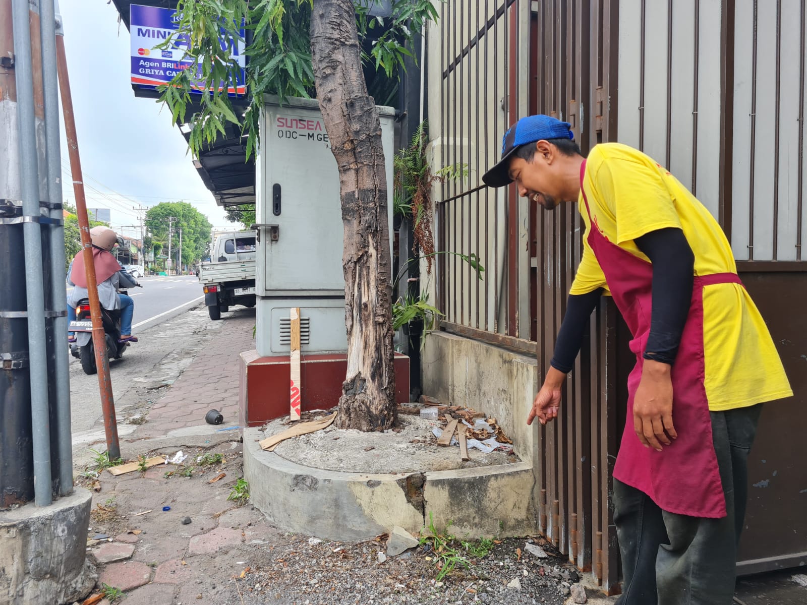 TKP: Seorang saksi mata tengah menunjukkan lokasi penemuan bayi di pojok depan toko roti, di Jalan Ahmad Yani, Kedungsari, Kota Magelang, Selasa (21/11).