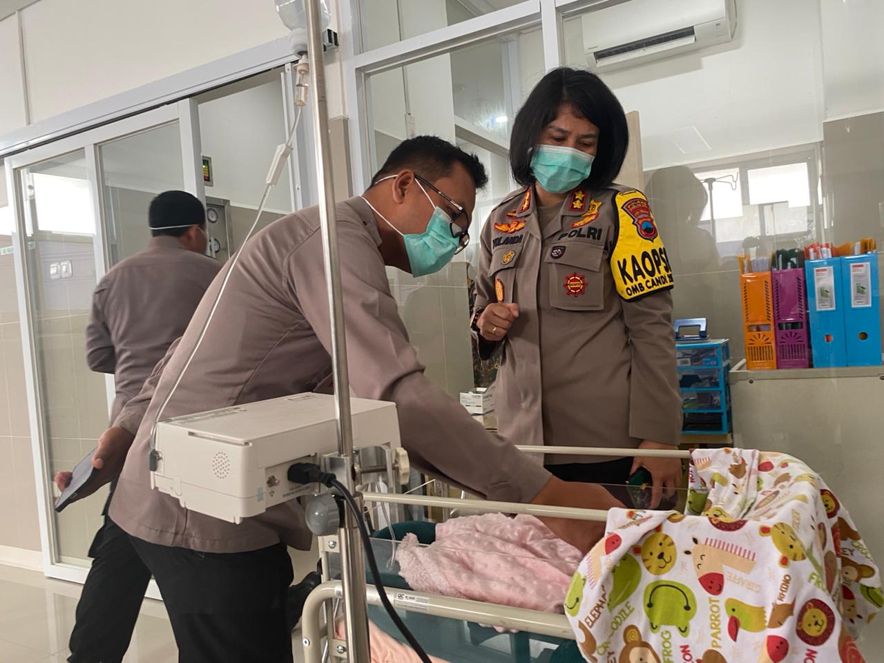 JENGUK BAYI: Kapolres Magelang Kota didampingi Wakapolres Magelang Kota saat menjenguk bayi perempuan yang ditemukan di depan toko roti, di Jalan Ahmad Yani Kota Magelang