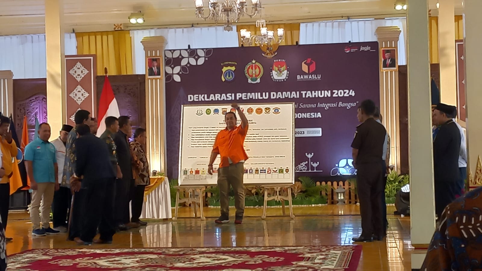 PATUH: Penandatanganan komitmen bersama deklarasi pemilu damai 2024 di Bangsal Kepatihan Kompleks Kepatihan Selasa (21/11). (Winda Atika Ira P/Radar Jogja)