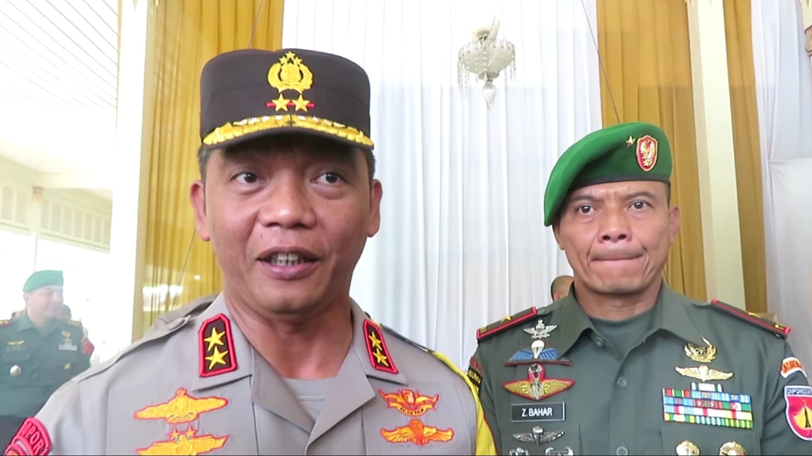 KOMITMEN: Kapolda DIY Irjen Pol Suwondo Nainggolan bersama Danrem 072/Pamungkas Brigjen TNI Zainul Bahar di Kepatihan Jogja Selasa (21/11). (Dwi Agus/Radar Jogja)