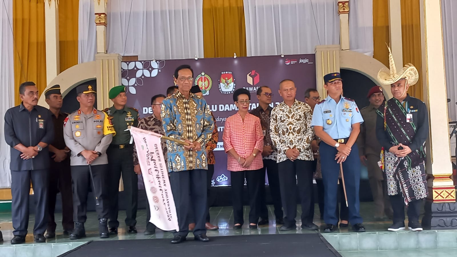 DECLARE: Gubernur DIY Hamengku Buwono X saat Melepas Peserta Kirab Budaya Yogyakarta Pengawasan Pemilu Damai 2024 di Kompleks Kepatihan Selasa (21/11). (Winda Atika Ira P/Radar Jogja)