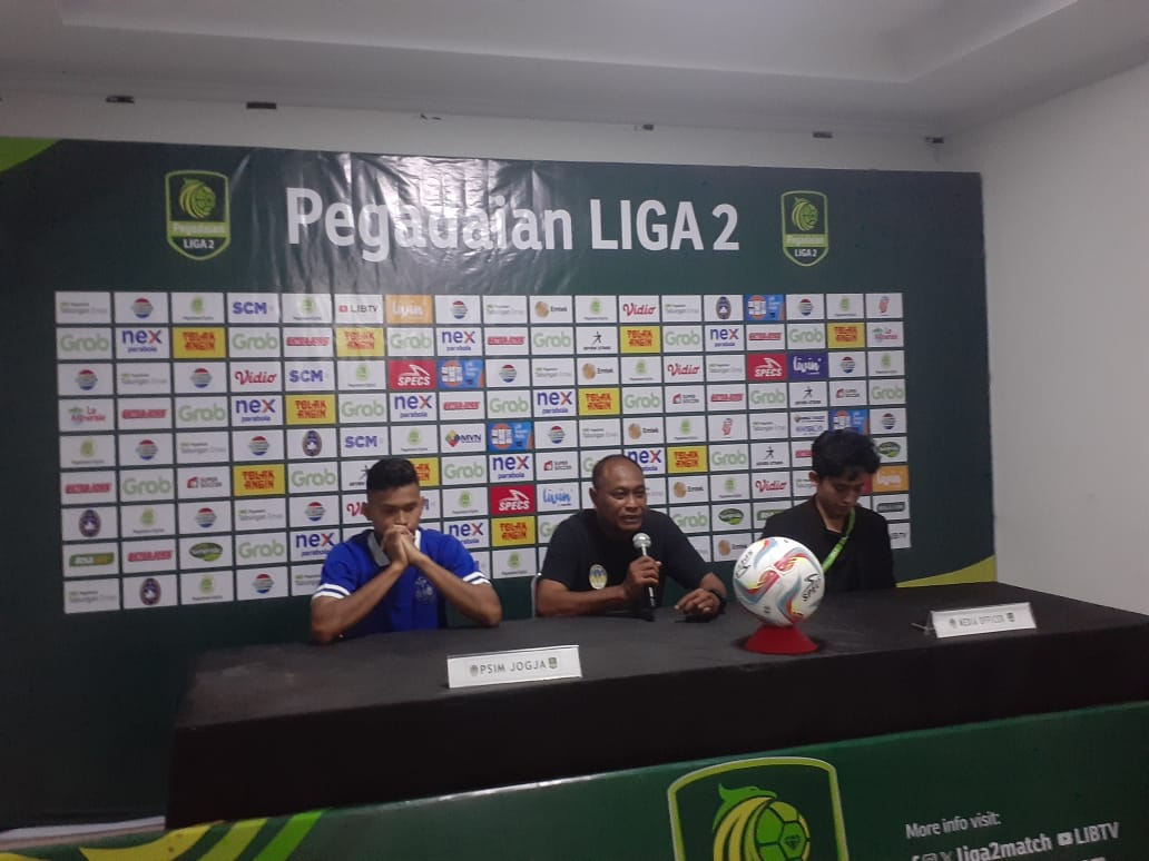 SIAP: Pelatih PSIM Jogja Kas Hartadi memberikan keterangan. (Rizky Wahyu/Radar Jogja)
