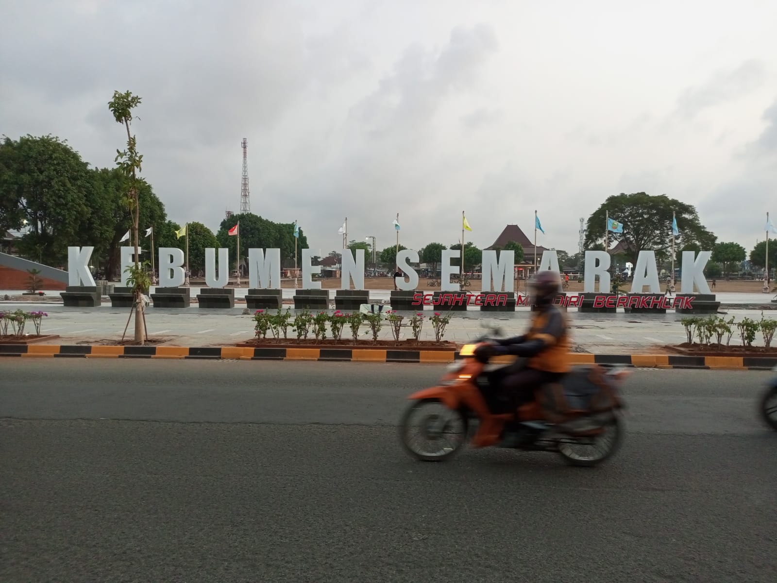 HAMPIR RAMPUNG : Pengendara sepeda motor melintasi Alun-Allun Kebumen yang kini dalam proses revitalisasi. (M HAFIED/RADAR KEBUMEN)