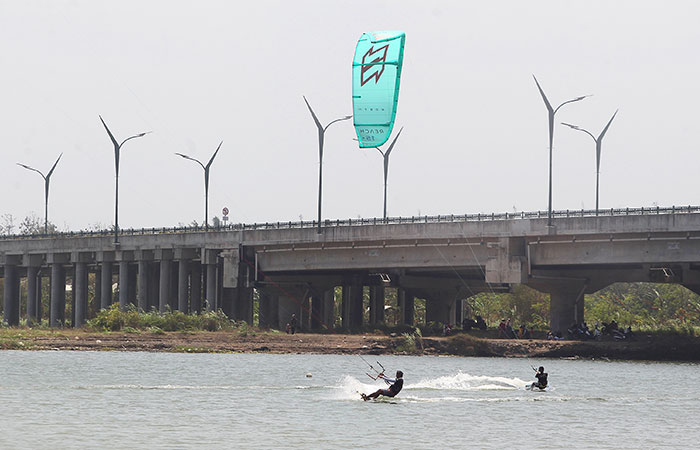 MENANTANG: Peselancar unjuk kebolehan dalam International Kitesurfing Exhibition 2023 di Laguna Depok, Bantul (26/8). Kitesurfing atau yang juga kerap disebut kiteboarding termasuk olahraga ekstrem.