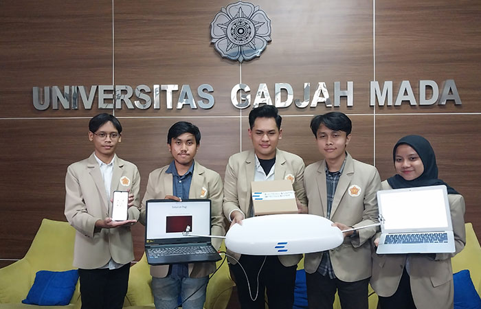 INOVATIF: Mahasiswa UGM menunjukkan timbangan deteksi dini stunting berbasis Artificial Inteligence yang dinamai ESDS Selasa (21/11).Wulan Yanuarwati/Radar Jogja&nbsp;