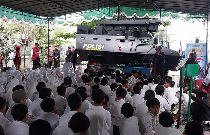 FOKUS: Siswa SD Masjid Syuhada saat menyimak pemaparan dari anggota Korps Brigade Mobile sebagai satuan elit Polri pada Career Day Selasa (21/11).WULAN YANUARWATI/RADAR JOGJA&nbsp;