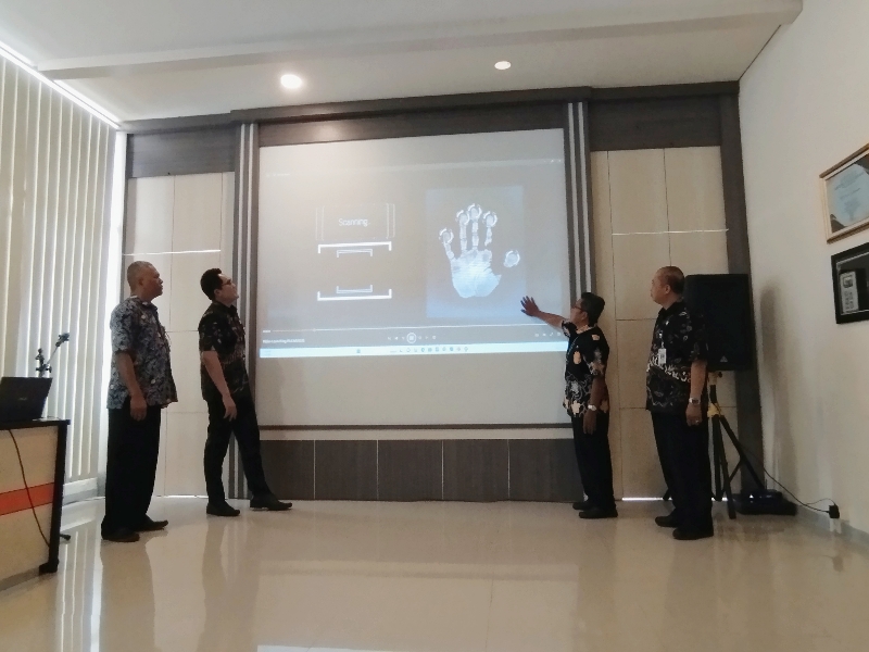 MANFAAT: Prosesi peluncuran aplikasi Pak Muklis di RSUD R.A.A. Tjokronegoro pada Selasa (21/11). (JIHAN ARON VAHERA/RADAR JOGJA)