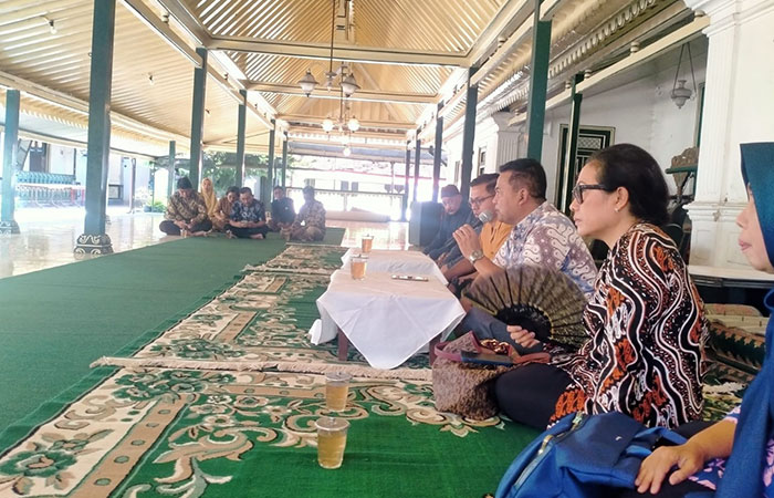 TAK PEROLEH HASIL: Pansus Raperda Hari Jadi DIJ dipimpin Muhammad Yazid berada di Bangsal Ksatriyan Keraton Ngayogyakarta kemarin (20/11).KUSNO S UTOMO/RADAR JOGJA