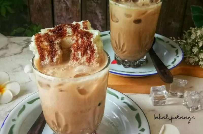 Es Kopi Santan Roti Tawar. (bicaraberita.com)