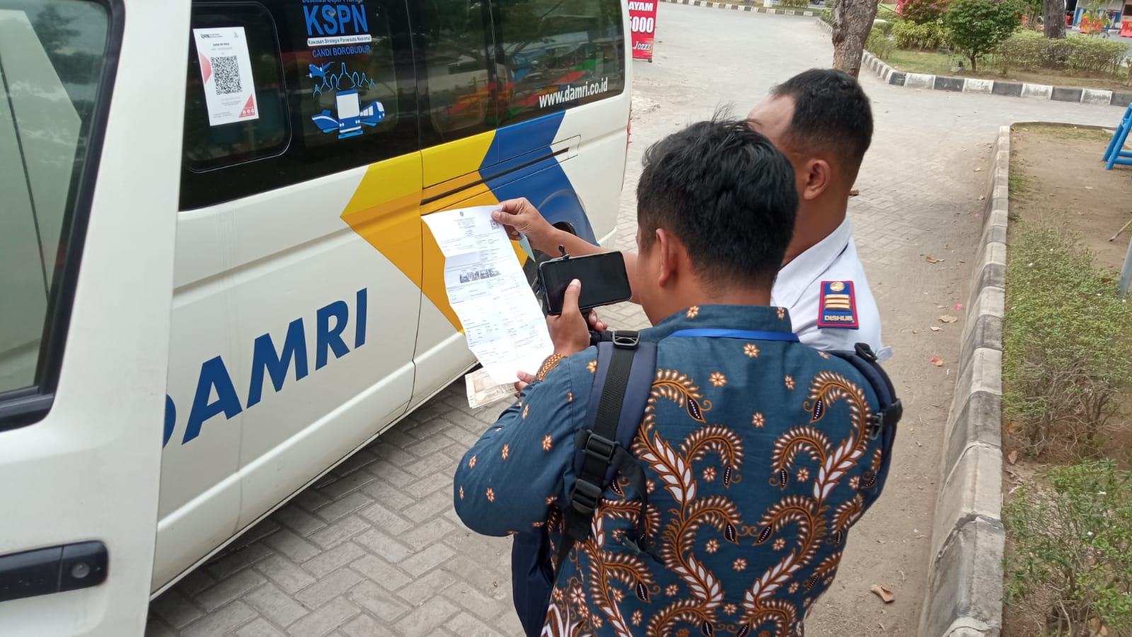 LUAR KOTA: Petugas Dishub Bantul sedang melakukan ramp check di Terminal Parangtritis, Bantul, belum lama ini. (Dok. Dishub Bantul)