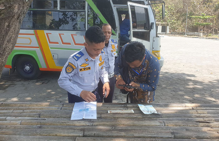 CEK KENDARAAN: Petugas Dishub Bantul sedang melakukan ramp check di Terminal Parangtritis, Bantul, belum lama ini.Dok. Dishub Bantul