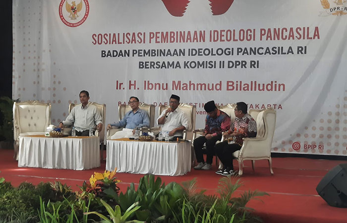 AMALKAN SECARA NYATA: Anggota Komisi II DPR RI Ibnu Mahmud Bilalludin berbicara saat sosialisasi pembinaan ideologi Pancasila dengan warga Bantul.KUSNO S UTOMO/RADAR JOGJA