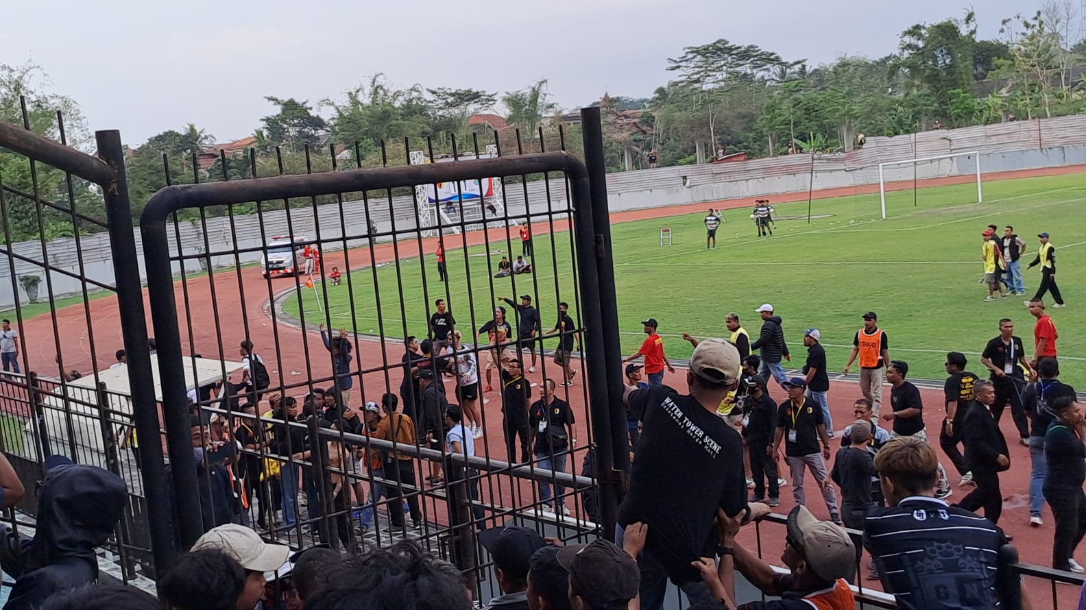 Awal kericuhan dalam pertandingan antara PPSM Magelang dan Persip Pekalongan Rabu (22/11) sore karena ada suporter yang masuk lapangan.
