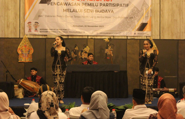 AJAK PEGIAT SENI : Pementasan wayang kulit singkat oleh dalang Eko Suwaryo pada sosialisasi pengawasan partisipatif melalui seni dan budaya.M HAFIED/RADAR KEBUMEN
