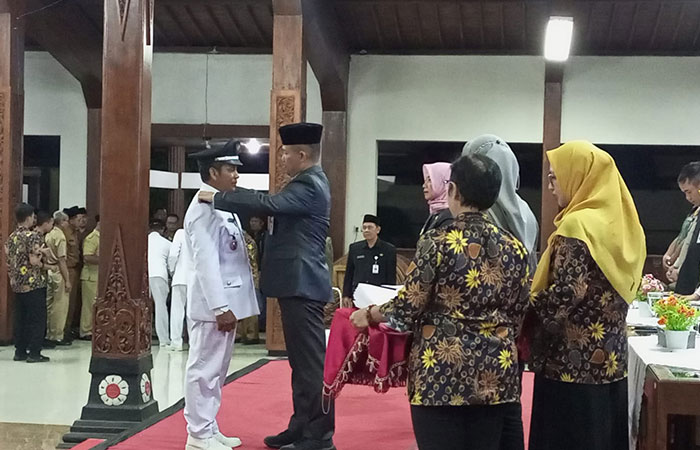 SEGERA BEKERJA : Bupati Kebumen Arif Sugiyanto menyematkan pangkat di pundak kades terpilih.M HAFIED/RADAR KEBUMEN