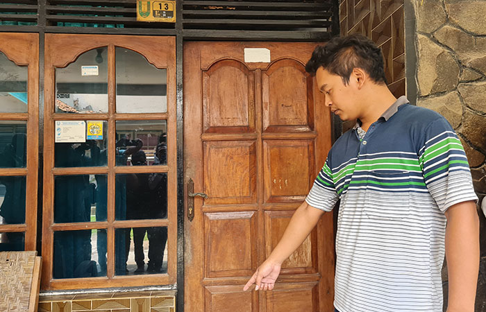 TKP: Anak korban bernama Edo tengah menunjukkan lokasi persis di mana ibunya menjadi korban penusukan, Selasa pagi (21/11).Naila Nihayah/Radar Jogja