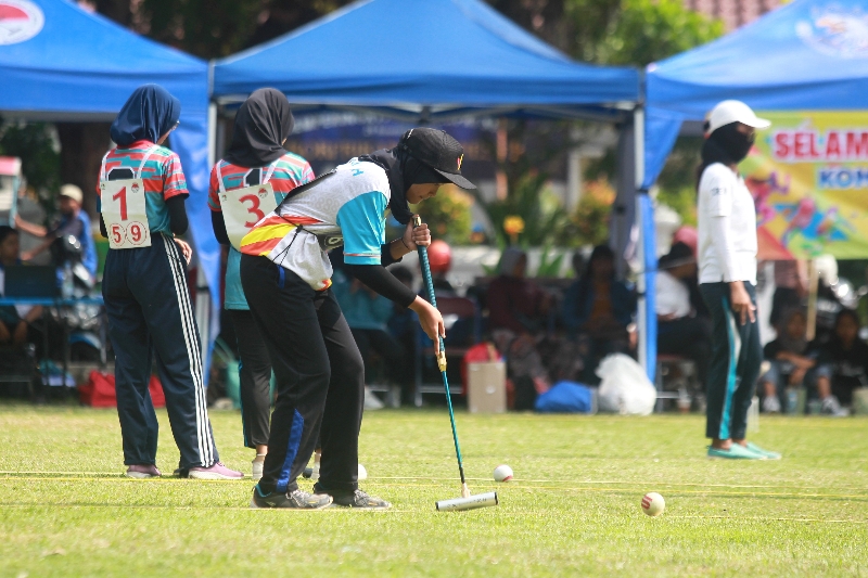 POTENSI: Atlet pelajar mengikuti kompetisi antar kelas khusus olahraga se-DIJ cabang gateball Gebyar Olahraga Pendidikan, di Lapangan Pemkab Sleman Rabu (22/11). foto : Guntur Aga Tirtana/Radar Jogja)