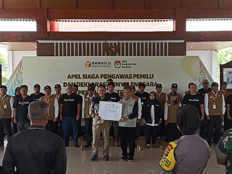 Ketua KPU Bantul Joko Santosa (kiri) bersama Ketua Bawaslu Bantul Didik Joko Nugroho saat Deklarasi Penyelenggaraan Pemilu Berintegritas di  Bantul, Rabu (22/11). (Gregorius Bramantyo/Radar Jogja)