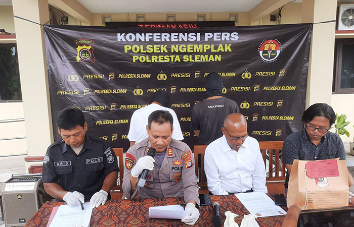 TERTANGKAP: Para pelaku pencurian cabai yang ditangkap warga dan diserahkan ke Mapolsek Ngemplak.Dokumentasi Humas Polresta Sleman&nbsp;
