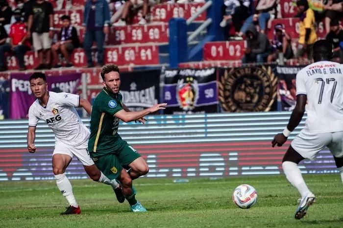 Ze Valente (tengah) saat membantu Persebaya Surabaya menghadapi Persik Kediri. Kini, pemain asal Portugal itu akan membela Macan Putih sebagai pemain pinjaman. (Badan Liga Indonesia)