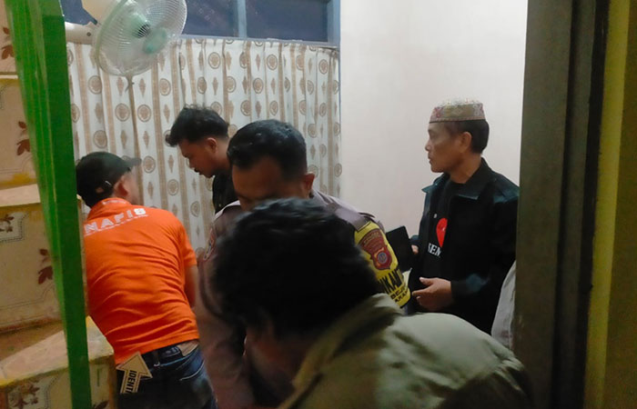 DISELIDIKI &ndash; Anggota Polres Gunungkidul melakukan olah tempat kejadian perkara (TKP) KDRT berujung pada percobaan pembunuhan dan rencana bunuh diri di Grogol 2, Bejiharjo, Karangmojo, Selasa (21/11).