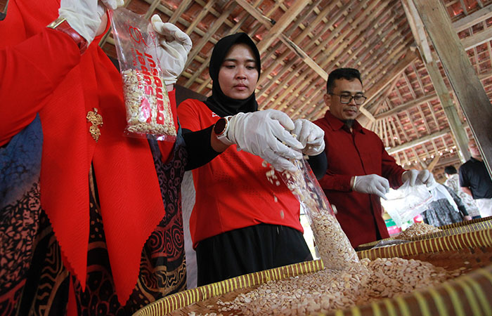 MANUAL: Pembuatan tempe yang diselenggarakan oleh Forum Tempe Indonesia (FTI) dalam acara Tempe & Sustainability Kamis (23/11).GUNTUR AGA TIRTANA/RADAR JOGJA&nbsp;