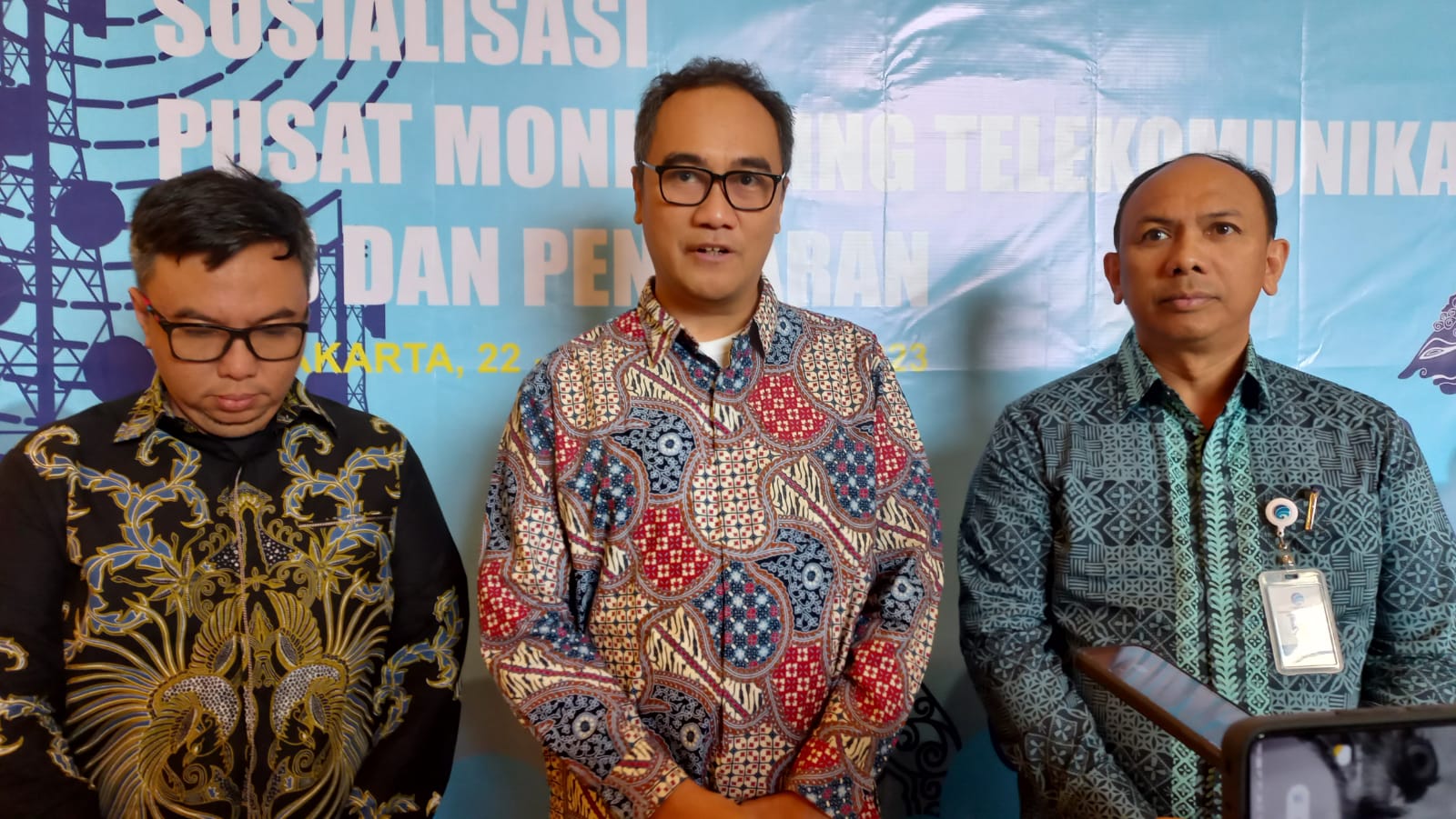 SOLUSI: Dirjen Penyelenggaraan Pos dan Informatika Kemenkominfo Wayan Toni Supriyanto (kanan batik biru) usai membuka Sosialisasi PMT di Hotel Easparc Kamis (23/11). (Winda Atika Ira P/Radar Jogja)