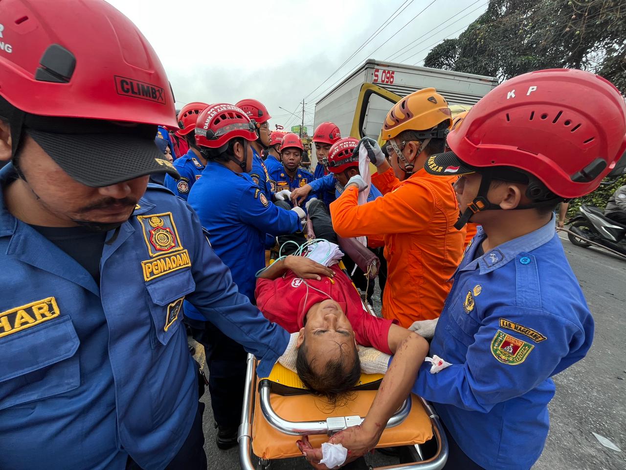 EVAKUASI: Tim SAR gabungan berusaha mengeluarkan sopir yang terjepit di kemudi truk, Kamis (23/11).&nbsp;
