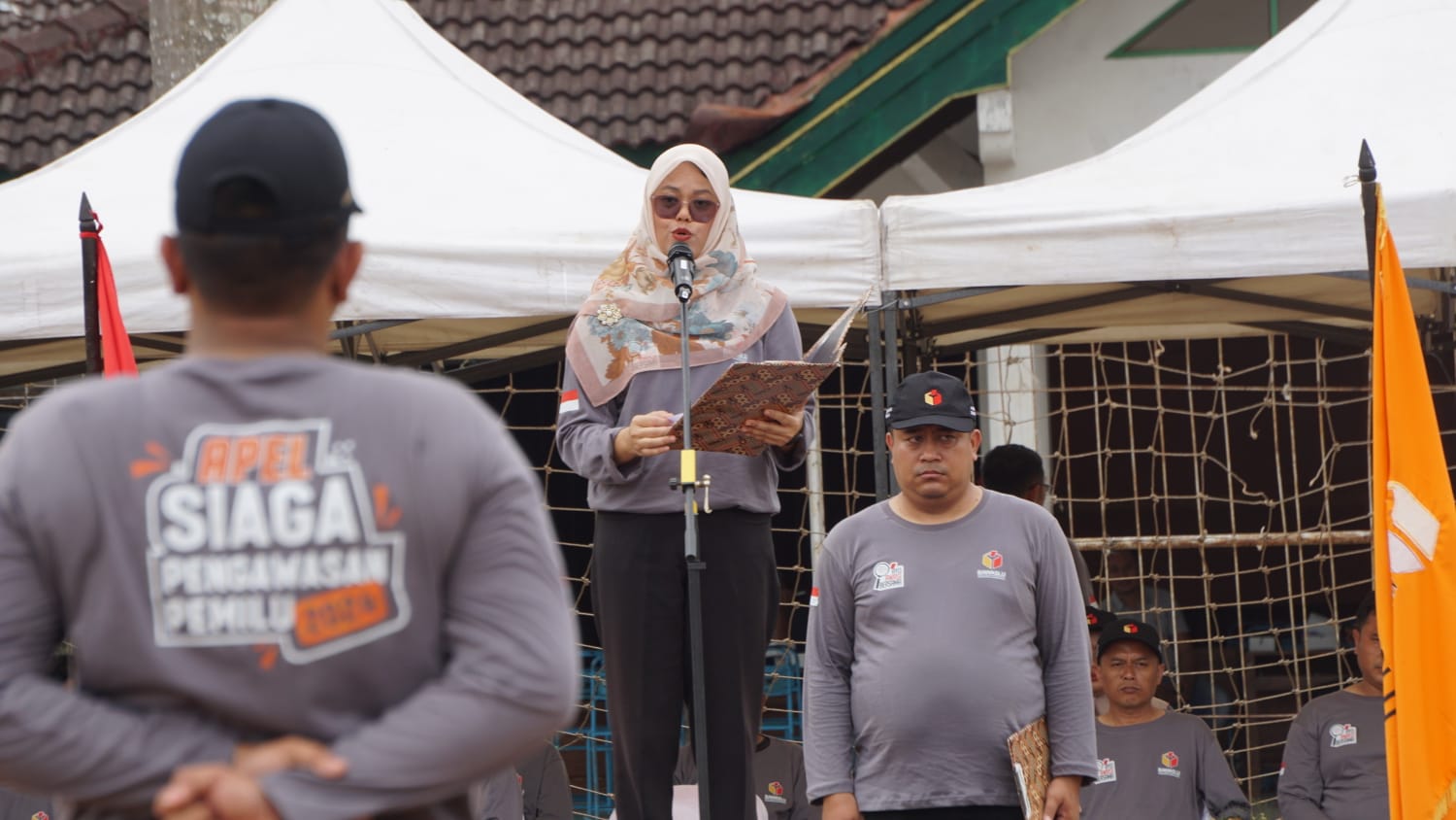 KOMITMEN: Plh Ketua Bawaslu Kabupaten Gunungkidul Retnoningsih memimpin apel siaga pengawasan Pemilu di lapangan Karangrejek, Wonosari Kamis (23/11)