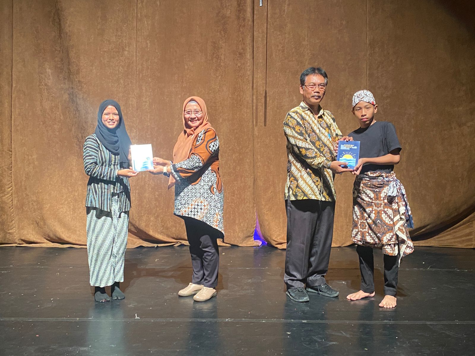 KOLABORASI: Kepala Taman Budaya Yogyakarta (TBY), Purwiati saat peluncuran buku berjudul Gendhing Alun Yogyakarta. (Agung Dwi Prakoso/Radar Jogja)