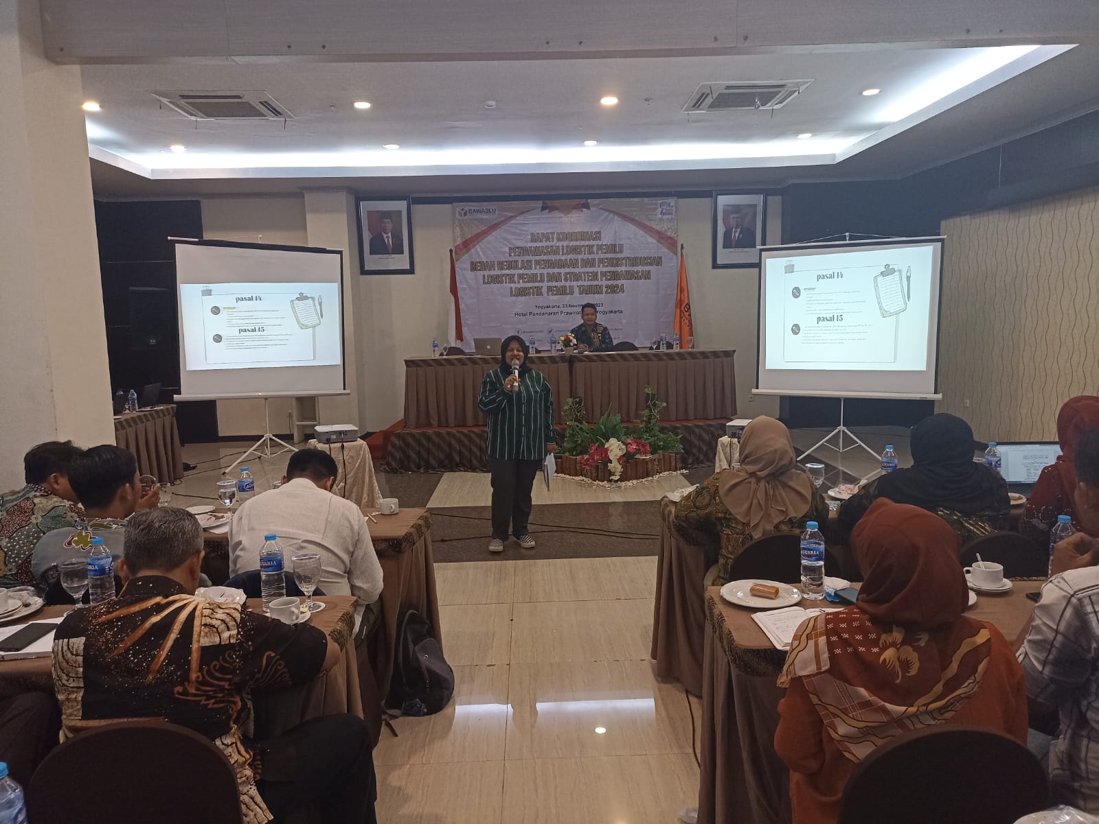 FOKUS: Suasana rapat koordinasi bertema Pelanggaran Politisasi SARA dalam Masa Kampanye Pemilu 2024 yang diselenggarakan Bawaslu Bantul Kamis (23/11) di Kota Jogja. (Gregorius Bramantyo/Radar Jogja)